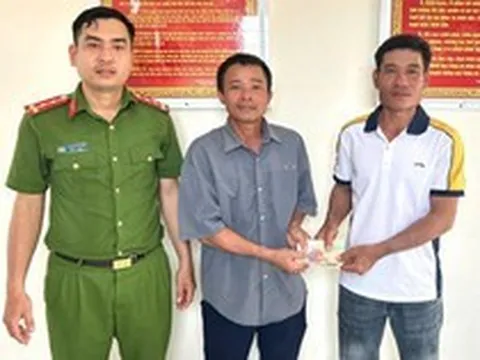Được công ty chuyển khoản 10 triệu đồng kèm nội dung "thanh toán lương", người đàn ông phải đến công an trình báo
