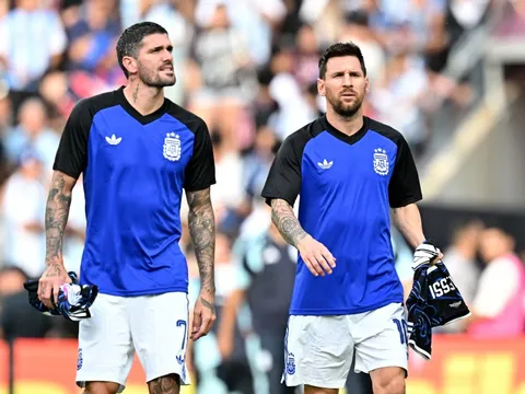Messi tỏa sáng, Argentina đè bẹp Iceland