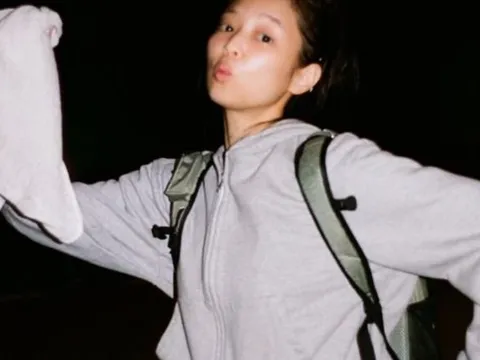Jennie hé lộ hậu trường ở New York, mặt mộc gây chú ý