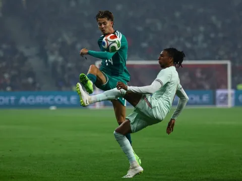 FIFA áp dụng luật mới, Olise lập tức bị ảnh hưởng