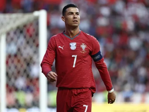 Câu nói của Carragher lại ám ảnh Ronaldo