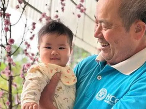 Trở về từ 'cửa tử' sau ca ghép phổi, người đàn ông vỡ òa ngày bế cháu nội