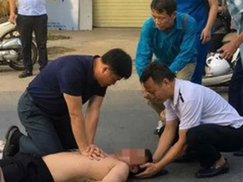 Phó giám đốc bệnh viện cùng đồng nghiệp ép tim cứu người gặp nạn trên đường