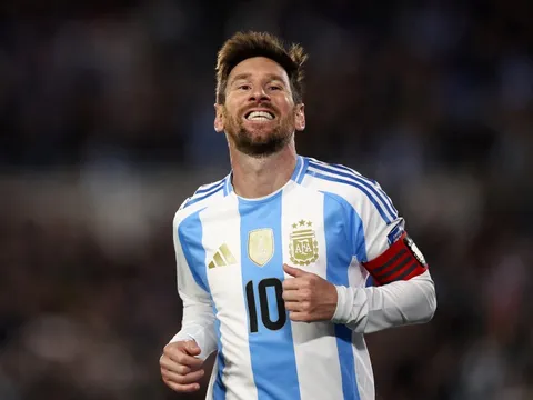 Messi làm điều gây xúc động giữa vòng vây hỗn loạn