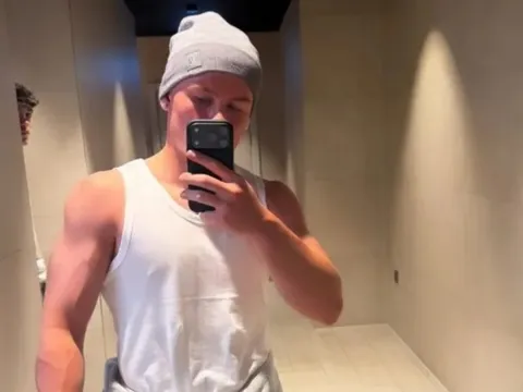 Cơ bắp ấn tượng của con trai Rooney