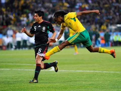 Người ghi bàn mở màn World Cup 2010 giờ ra sao?