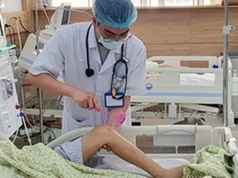 Bất lực vì mẹ bỏ thuốc ở bệnh viện, tin 'thần y mạng' hơn bác sĩ