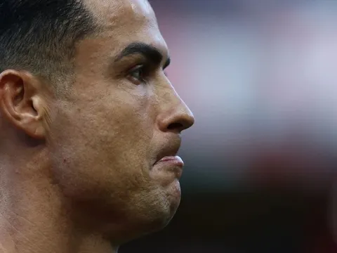 Vẻ mặt Ronaldo nói lên tất cả sau sự cố của Mendes