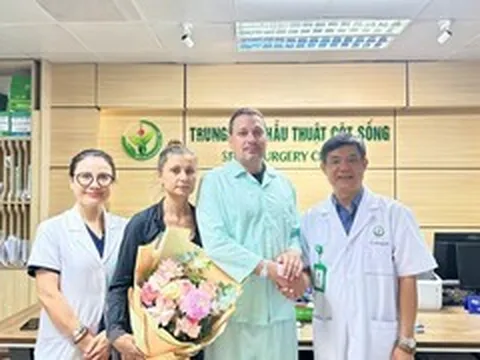 Khách Tây chọn phẫu thuật cột sống tại Việt Nam, 1 ngày đã được xuất viện