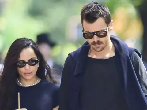 Chi tiết thể hiện tình yêu của Zoë Kravitz và vị hôn phu Harry Styles