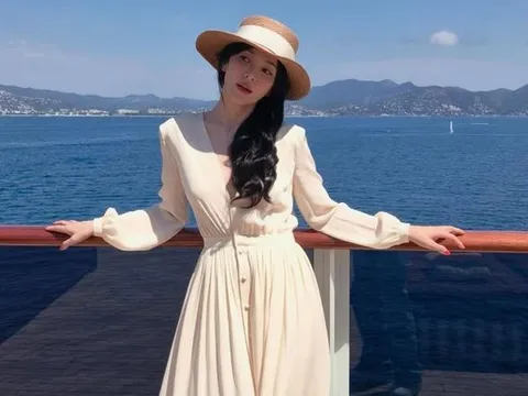 Song Hye Kyo gây sốt với nhan sắc như búp bê trên du thuyền sang trọng