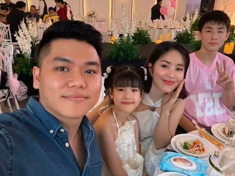 Lê Phương hạnh phúc cùng chồng mừng thôi nôi cháu gái