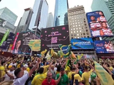 CĐV Brazil gây phản cảm khi nhắc tới Messi, Ronaldo