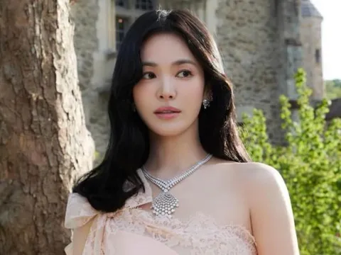 Song Hye Kyo gây sốt với ảnh cận mặt, nhan sắc tuổi 44 khiến dân mạng trầm trồ
