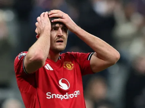 Manchester United tiếp tục nợ đầm đìa