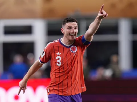 Robertson gây sốt với mẹo vượt luật mới của FIFA