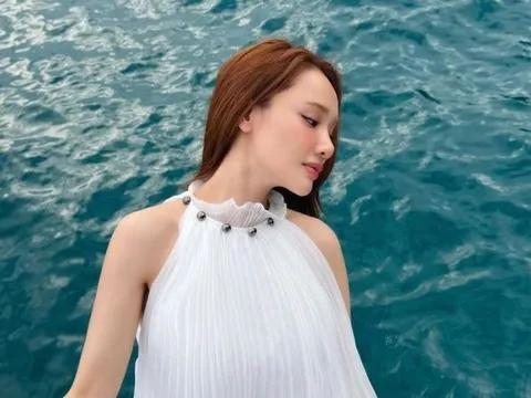 Nhã Phương diện váy cổ yếm, khoe xương quai xanh thanh mảnh