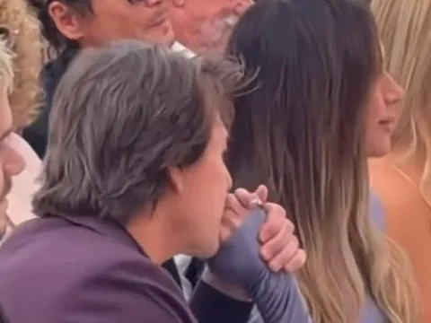 Tom Cruise hôn tay vợ Beckham gây tranh cãi