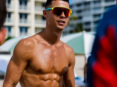 Nhà vô địch Champions League kinh ngạc trước body của Ronaldo