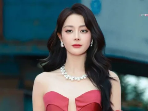 Địch Lệ Nhiệt Ba gây bàn tán khi trở lại thảm đỏ sau một năm 'vắng bóng'