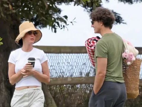 Katy Perry và Justin Trudeau gây chú ý với khoảnh khắc thân mật trong buổi dã ngoại