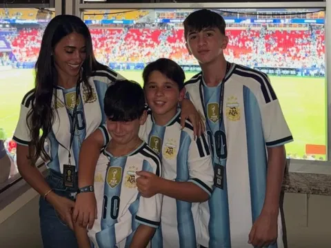 Cảm xúc của vợ con Messi sau trận đấu