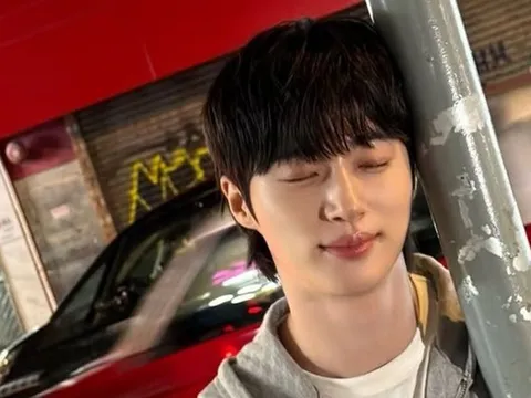Byeon Woo Seok khoe vẻ ngoài chuẩn nam thần khi đến Hong Kong