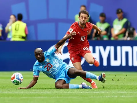Tân binh Real Madrid bị thay ra sau 45 phút