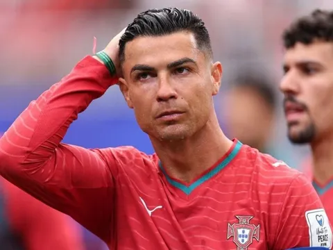 Phản ứng của Ronaldo khi CĐV hô tên Messi