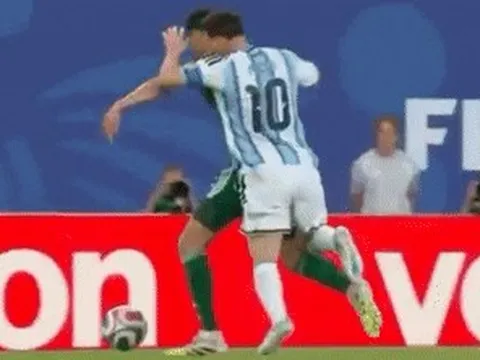 Tranh cãi Messi thoát thẻ đỏ