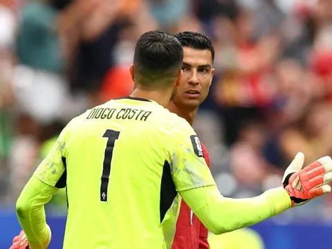 Ronaldo tỏ thái độ với đồng đội