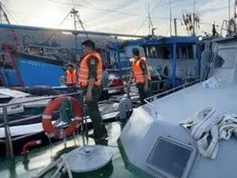 Cứu hộ tàu cá cùng 10 ngư dân gặp nạn ở vịnh Đà Nẵng