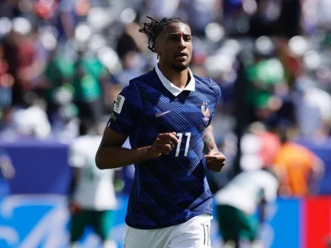 Olise gây sốt với động thái lạ giữa tin đồn tới Real Madrid