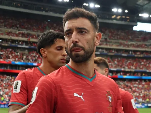 Fernandes bị chỉ trích vì không chuyền cho Ronaldo