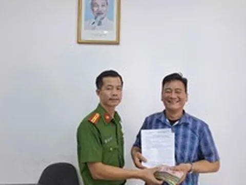 Tài khoản Techcombank nhận 137 triệu đồng, thanh niên 2004 chuyển hết cho bố đẻ, nhờ rút tiền mặt rồi báo công an