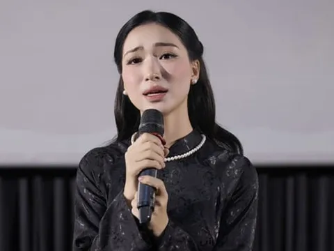 Hòa Minzy nghẹn ngào: 'Tiễn em đoạn đường cuối, yên nghỉ em nhé'