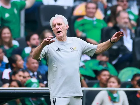 HLV Nam Phi chỉ trích VAR vì tình huống của Messi