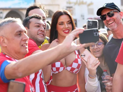 'Nữ CĐV nóng bỏng nhất World Cup' mặc táo bạo ở trận Anh - Croatia