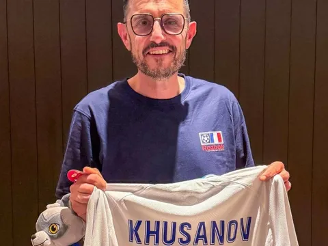 Khusanov hành xử đẹp sau khi húc ngã quay phim