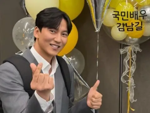 Kim Nam Gil gây bất ngờ với tình hình hiện tại, lần đầu đi làm tại ngân hàng