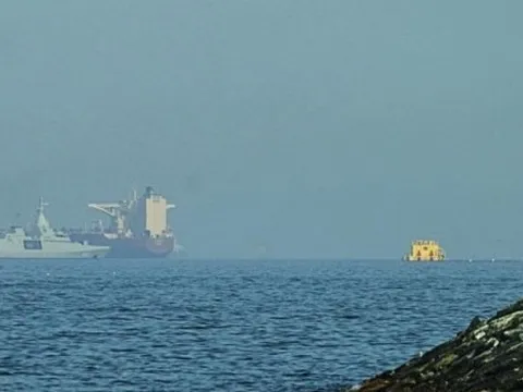 Eo biển Hormuz mở cửa: 93 triệu thùng dầu được giải phóng, hạm đội tàu của Iran tăng cường xuất khẩu