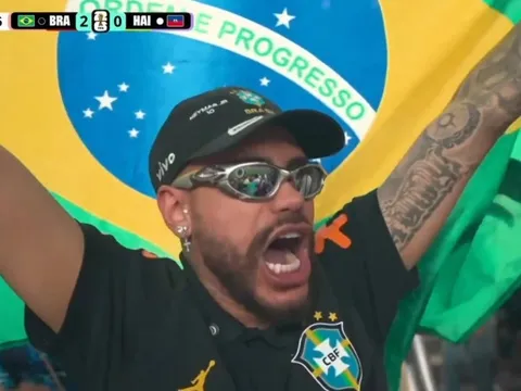 CĐV giống Neymar gây sốt