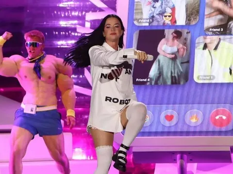 Katy Perry công khai 'khịa' Orlando Bloom và dàn tình cũ ngay trên sân khấu