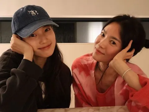 Suzy khoe ảnh hẹn hò cùng Song Hye Kyo
