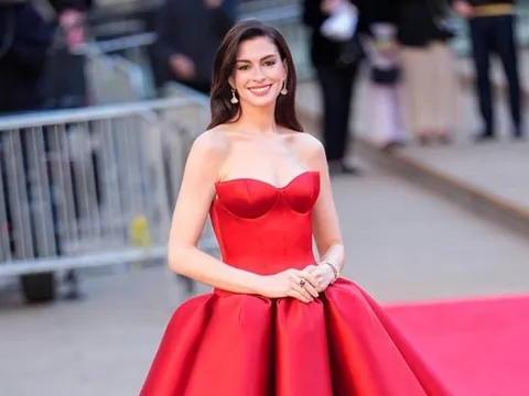 Anne Hathaway được khen ngợi vì giấu kín chuyện mang thai trong quá trình quảng bá phim