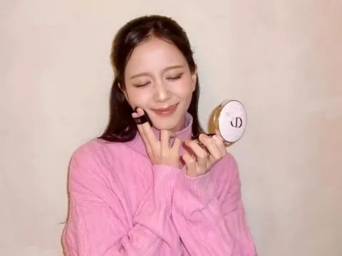 Jisoo (BLACKPINK) khiến dân mạng trầm trồ khi khoe visual trong trẻo