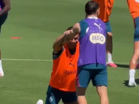 Hơn 3 triệu lượt xem Ronaldo quỳ gối trên sân tập