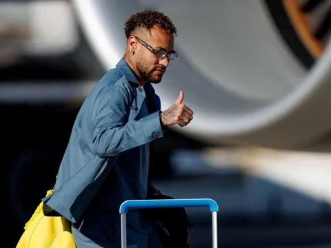 Neymar chưa đá đã thành tâm bão