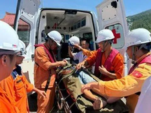 Xuyên đêm cứu nạn thành công ngư dân bị bệnh trên biển Đông