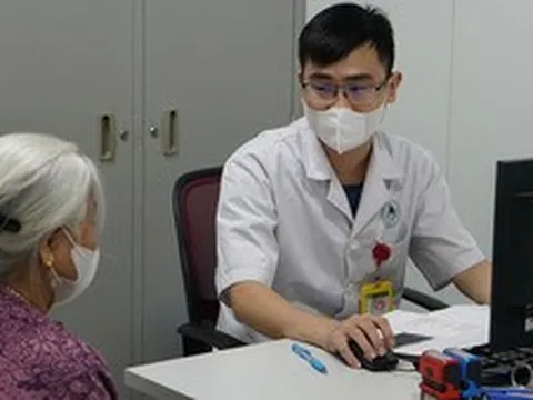 Hết cảnh chen chúc từ 5h sáng, người bệnh ngỡ ngàng khi 10 phút đã được gọi khám